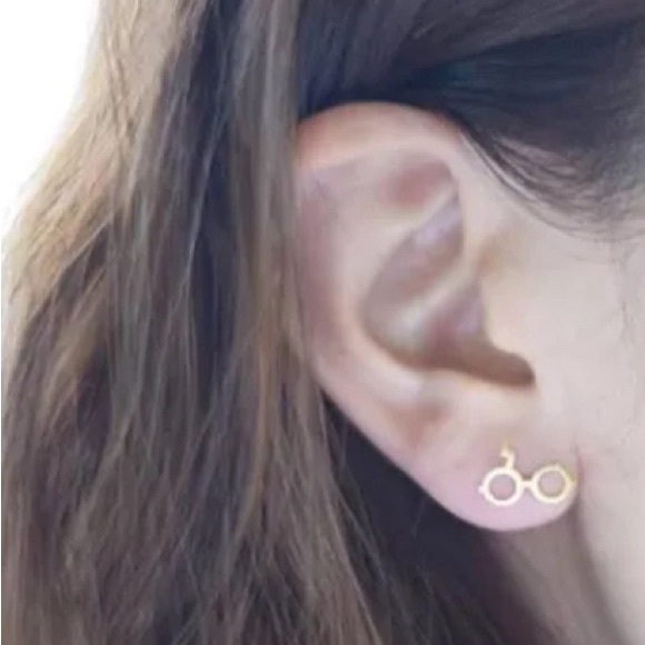 END OF SUMMER CLEARANCE! Brand New Harry Potter Stud Earrings! - Picture 2 of 2